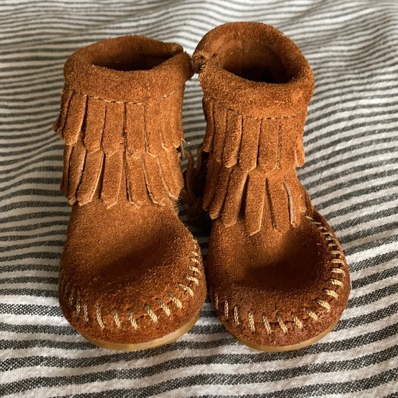 Minnetonka Baby Boots - Picture 1 of 3